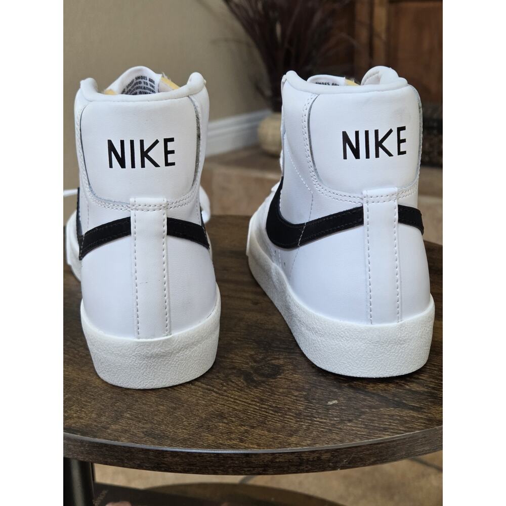 Nike  Women's  'Blazer Mid 77'  White and Black size 6 - Picture 3 of 11